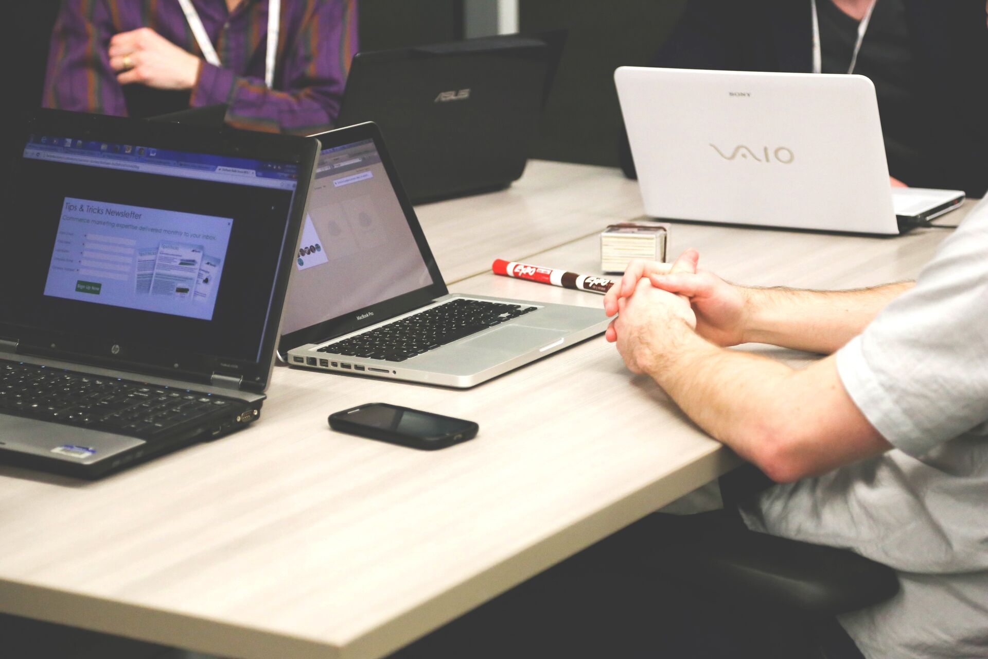 startupstockphotos-laptops-593296 (1).jp