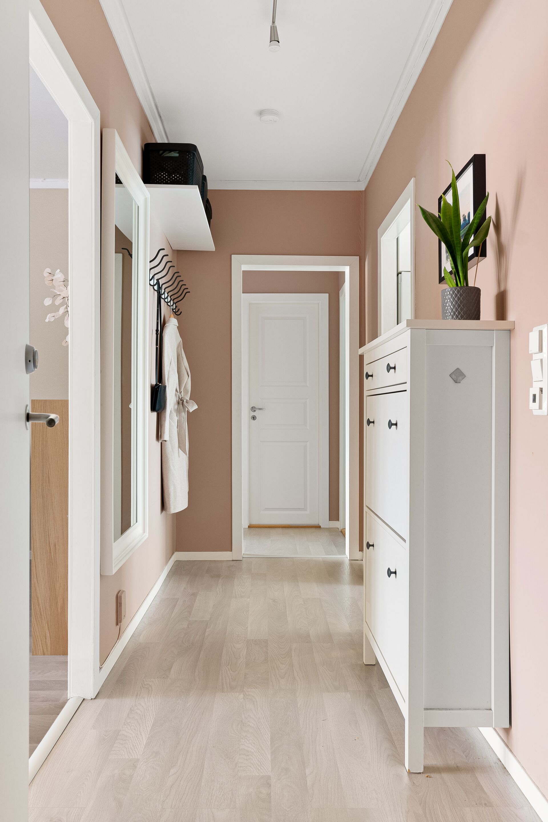 23555986-hallway-9011236.jp